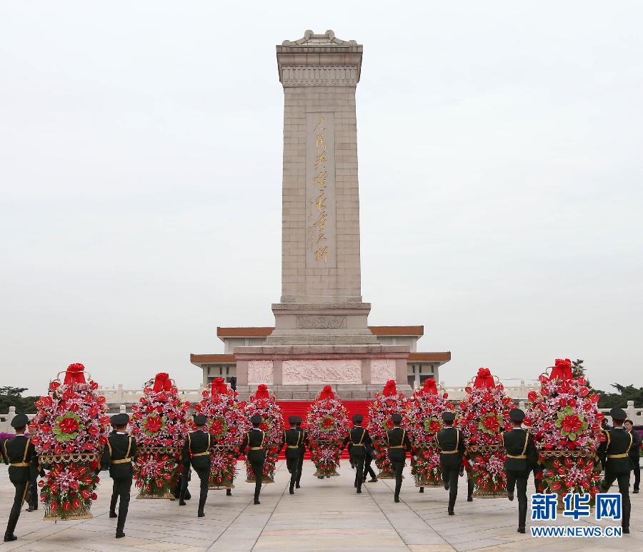 9月30日是国家设立的首个“烈士纪念日”,首都各界代表参加在北京天安门广场举行的向人民英雄敬献花篮仪式。这是18名礼兵抬起9个花篮,缓步走向人民英雄纪念碑。 新华社记者 庞兴雷 摄 9月30日是国家设立的首个“烈士纪念日”,首都各界代表参加在北京天安门广场举行的向人民英雄敬献花篮仪式。这是18名礼兵抬起9个花篮,缓步走向人民英雄纪念碑。 新华社记者 庞兴雷 摄