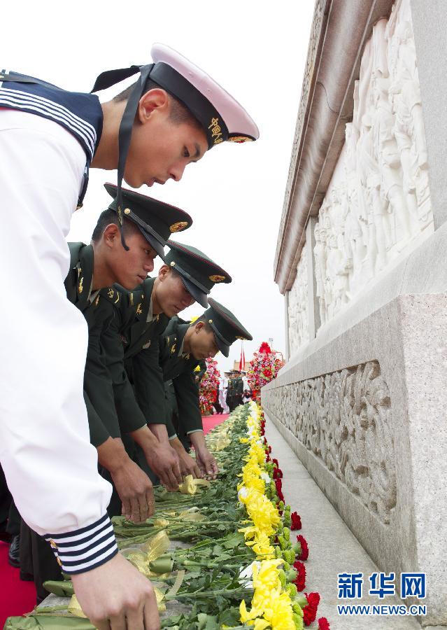 9月30日是国家设立的首个“烈士纪念日”,首都各界代表参加在北京天安门广场举行的向人民英雄敬献花篮仪式。 新华社记者 黄敬文 摄 9月30日是国家设立的首个“烈士纪念日”,首都各界代表参加在北京天安门广场举行的向人民英雄敬献花篮仪式。 新华社记者 黄敬文 摄