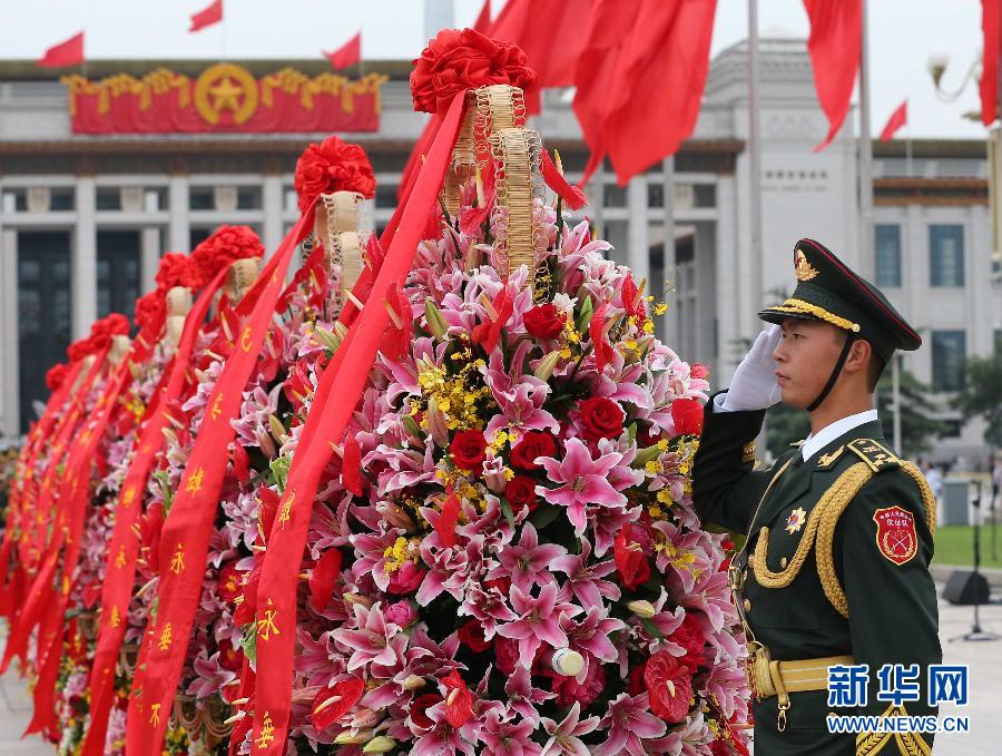 9月30日是国家设立的首个“烈士纪念日”,首都各界代表参加在北京天安门广场举行的向人民英雄敬献花篮仪式。 新华社记者 庞兴雷 摄 9月30日是国家设立的首个“烈士纪念日”,首都各界代表参加在北京天安门广场举行的向人民英雄敬献花篮仪式。 新华社记者 庞兴雷 摄