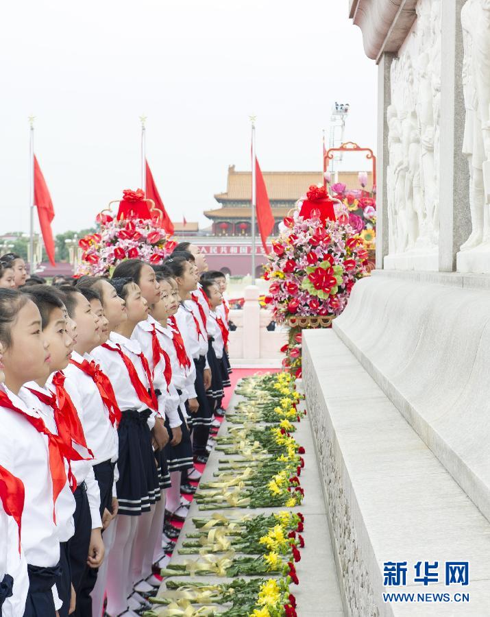 9月30日是国家设立的首个“烈士纪念日”,首都各界代表参加在北京天安门广场举行的向人民英雄敬献花篮仪式。这是少年儿童在纪念碑前,献上手中的鲜花。 新华社记者 黄敬文 摄 9月30日是国家设立的首个“烈士纪念日”,首都各界代表参加在北京天安门广场举行的向人民英雄敬献花篮仪式。这是少年儿童在纪念碑前,献上手中的鲜花。 新华社记者 黄敬文 摄