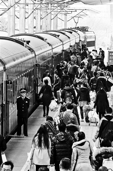 农历正月初五(23日),全国铁路、公路进入返程高峰。全国铁路预计发送旅客850万人次,公路发送旅客5700多万人次。23日,全国共投入大中型营运车辆约80万辆,完成客运量5777万人次。春运以来,全国共发送旅客11.5亿人次。各地高速公路、国省干线公路交通流量较昨日明显上升。截至17时,全国道路交通运行总体平稳有序,未发生严重交通拥堵,未接报一次死亡5人以上事故。