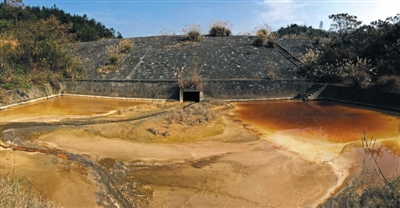 2014年11月,湖南桃源县受铝厂污染的水呈红色并散发恶臭。新京报首席记者 陈杰 摄