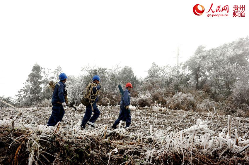 山顶上员工冒着刺骨的寒风前进