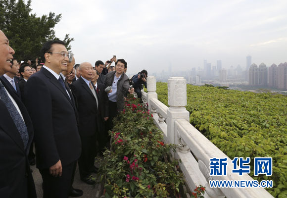 1月4日至6日,中共中央政治局常委、国务院总理李克强在广东深圳、广州考察。这是1月5日,李克强在深圳莲花山顶与亲历改革开放的老同志远眺深圳城区。新华社记者 丁林 摄 1月4日至6日,中共中央政治局常委、国务院总理李克强在广东深圳、广州考察。这是1月5日,李克强在深圳莲花山顶与亲历改革开放的老同志远眺深圳城区。新华社记者 丁林 摄