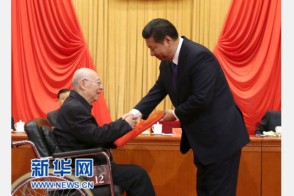 1月9日,2014年度国家科学技术奖励大会在北京人民大会堂隆重举行。中共中央总书记、国家主席、中央军委主席习近平向获得2014年度国家最高科学技术奖的中国科学院院士于敏颁奖。新华社记者 马占成 摄 1月9日,2014年度国家科学技术奖励大会在北京人民大会堂隆重举行。中共中央总书记、国家主席、中央军委主席习近平向获得2014年度国家最高科学技术奖的中国科学院院士于敏颁奖。新华社记者 马占成 摄