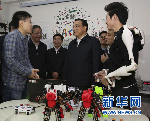 1月4日至6日,中共中央政治局常委、国务院总理李克强在广东深圳、广州考察。这是1月4日,李克强在深圳柴火创客空间考察。新华社记者丁林 摄 1月4日至6日,中共中央政治局常委、国务院总理李克强在广东深圳、广州考察。这是1月4日,李克强在深圳柴火创客空间考察。新华社记者丁林 摄