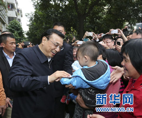 1月4日至6日,中共中央政治局常委、国务院总理李克强在广东深圳、广州考察。这是1月5日,李克强在广州萝岗区联和街玉树社区考察。新华社记者 丁林 摄 1月4日至6日,中共中央政治局常委、国务院总理李克强在广东深圳、广州考察。这是1月5日,李克强在广州萝岗区联和街玉树社区考察。新华社记者 丁林 摄